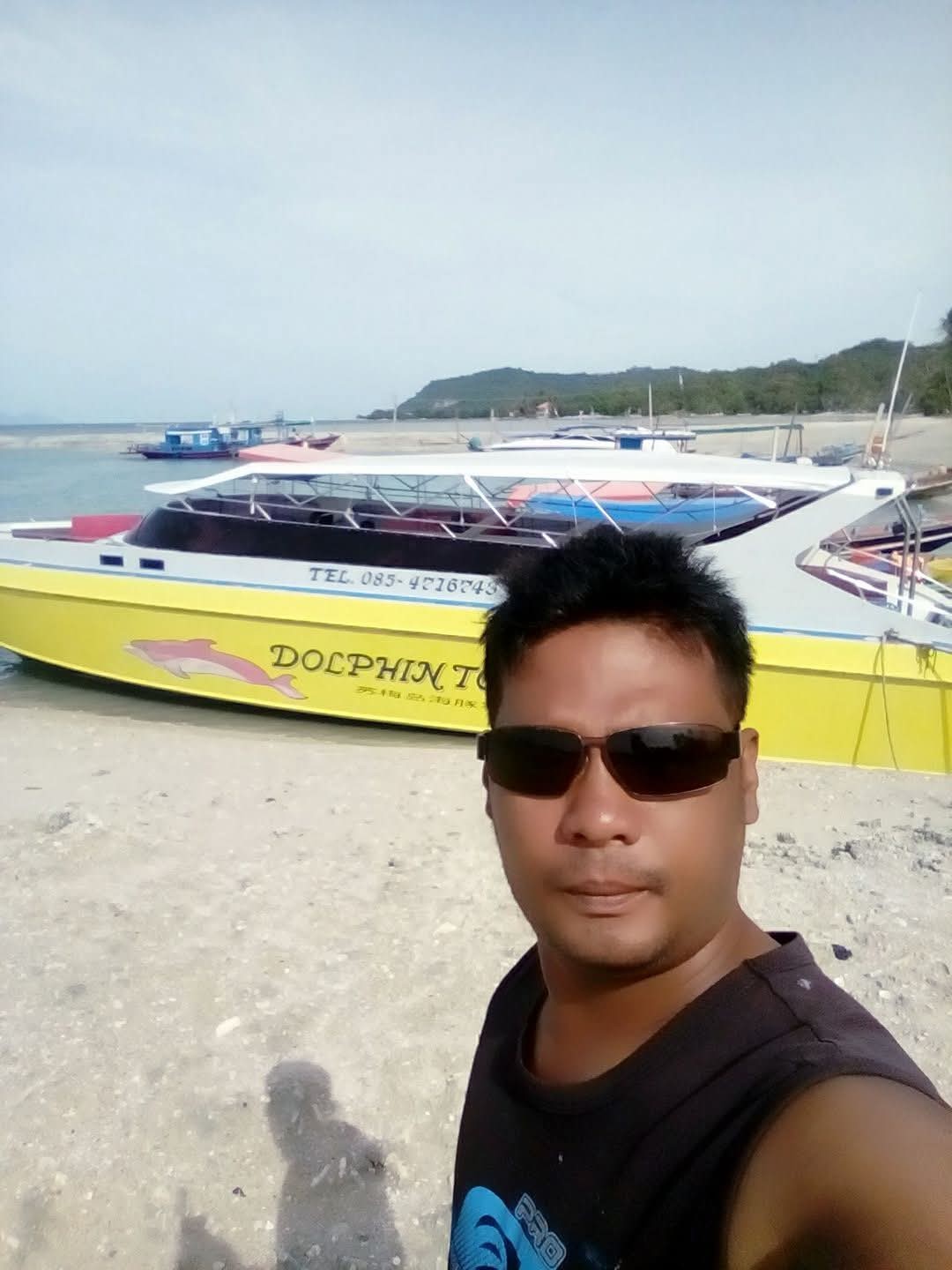 The original yellow Dolphin Tour Samui boat from the company's early years